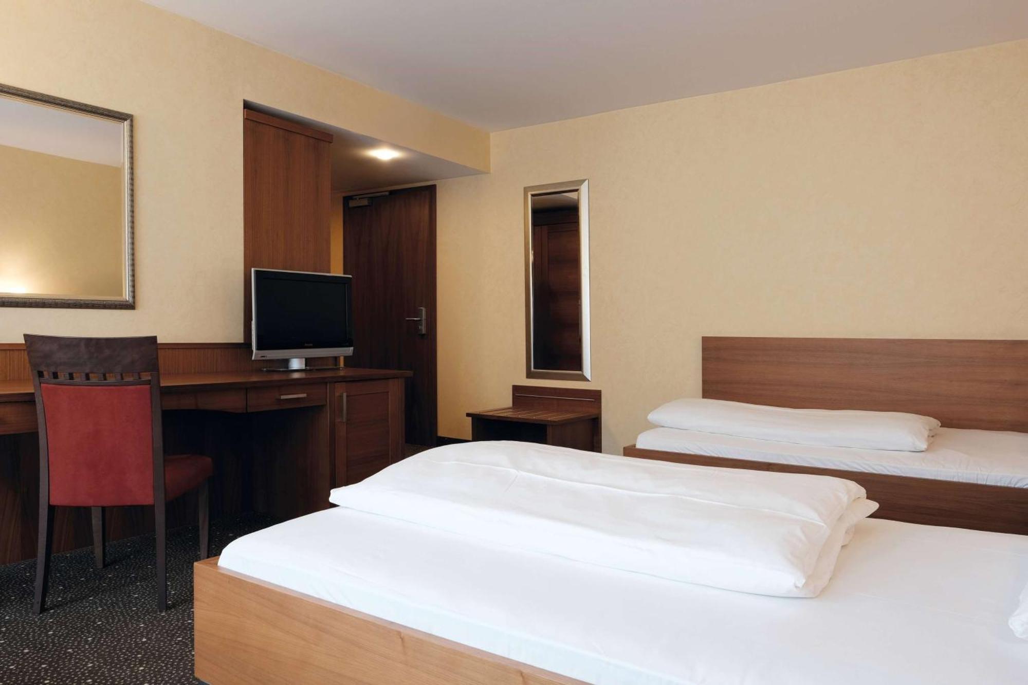 Ramada By Wyndham Duesseldorf Ratingen Hotel Exterior foto