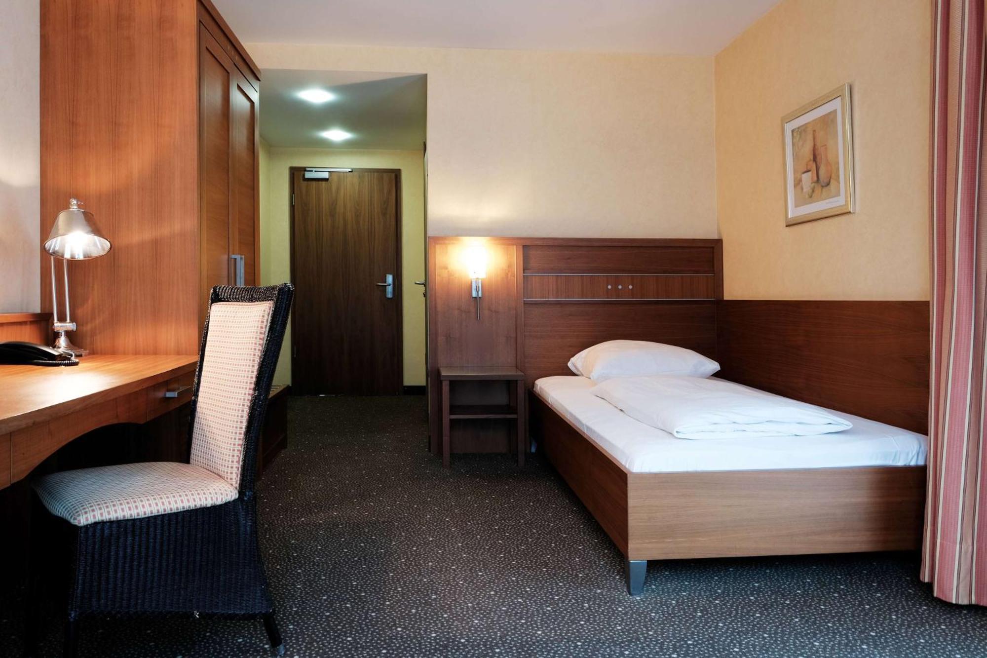 Ramada By Wyndham Duesseldorf Ratingen Hotel Exterior foto